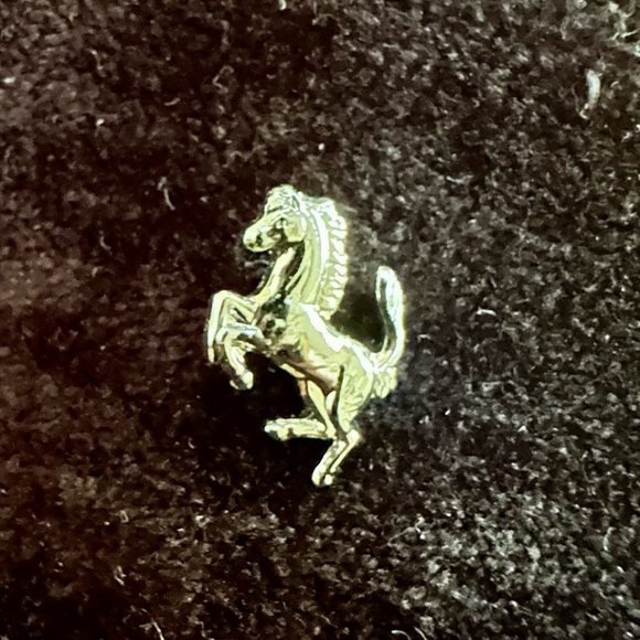 VINTAGE 1980s FERRARI F1 PRANCING HORSE CAVALLINO LOGO LAPEL PIN TIE TACK SILVER - Picture 2 of 6